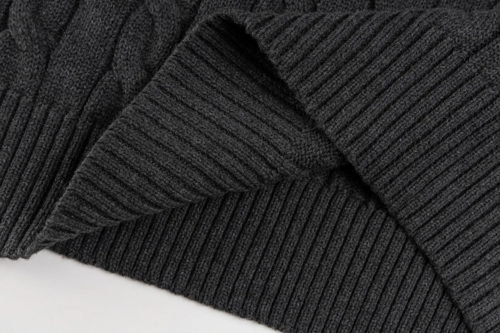 P236 #R92 RALPH LAUREN Ralph Lauren fifteen colors classic small label embroidery logo turtleneck pullover half-zip knitted cable sweater with high-density LOGO embroidery on the chest and original customized tag accessories. Made of pure cotton yarn, pure cotton is skin-friendly and comfortable, small label war horse embroidered twist turtleneck sweater 🐎 high quality, follow the blogger to learn how to wear it! Let’s buy a Ralph Lauren cable sweater. It’s a super hard-to-find series after it became popular. It’s hard to find one on the official website. It’s simple and practical to wear, with a lazy and loose feel. The thickened fabric has more texture, feels soft and delicate, and has a loose fit. Whether worn alone or layered, you can wear different styles of fashion with just one piece!   Size：XS S M L